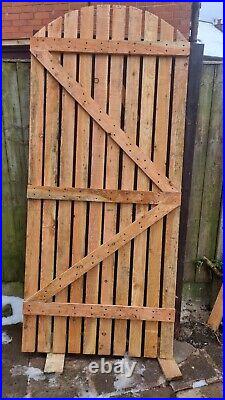 Solid wooden garden picket red wood bow top gate and free fittings
